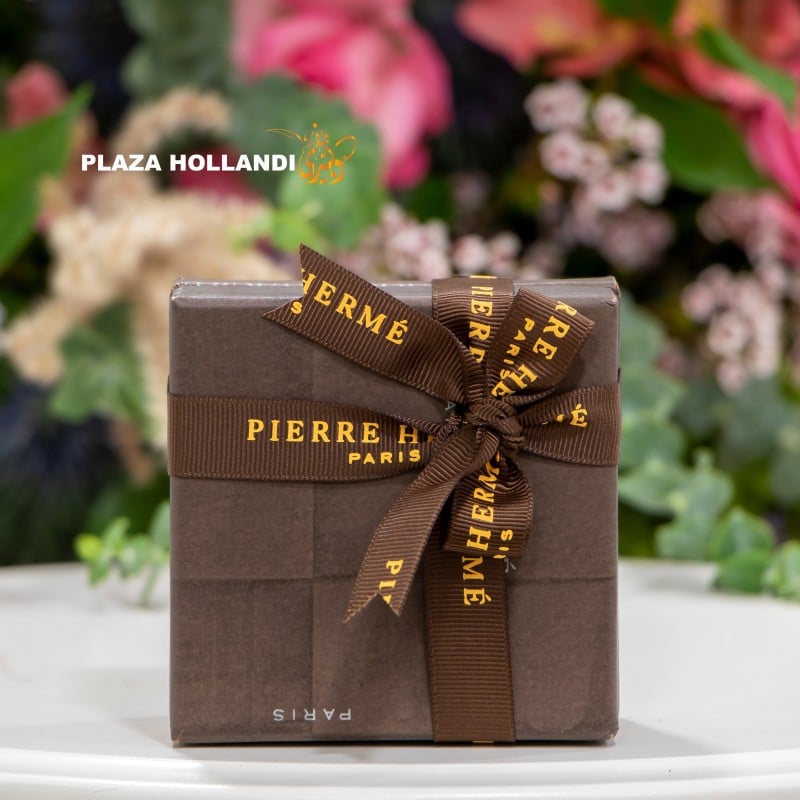 10.3 (1) flower bouquet with chocolate box close up