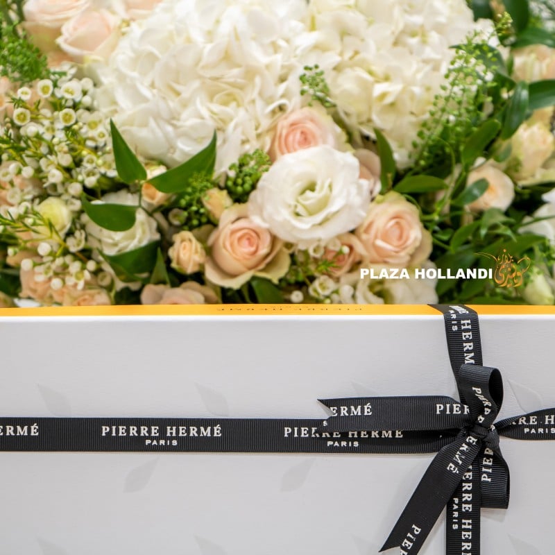 6.1 (4) flower bouquet with macarons box close up