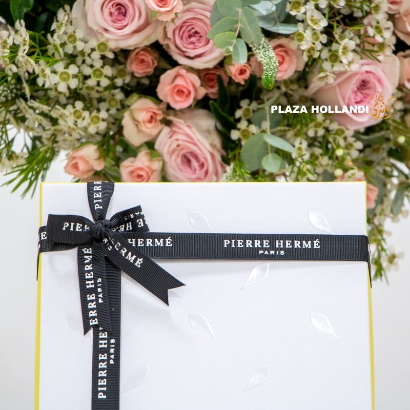 8.1 (4) flower bouquet with macarons