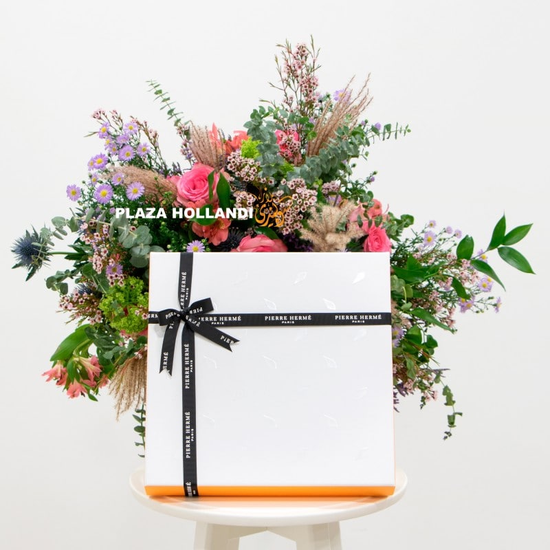 9.3 flower bouquet with Macarons