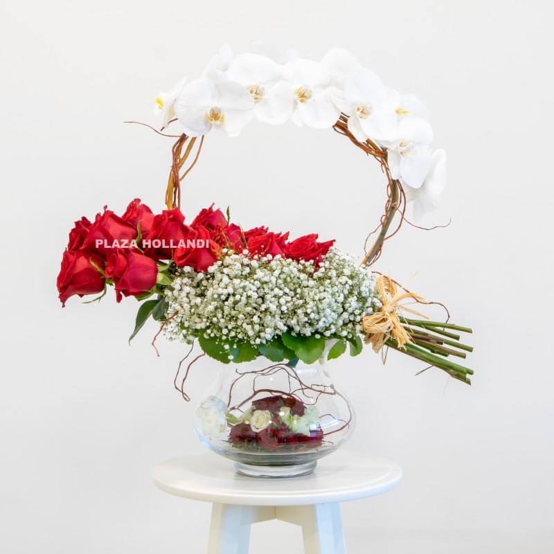 2 Re, white and green flower arrangement