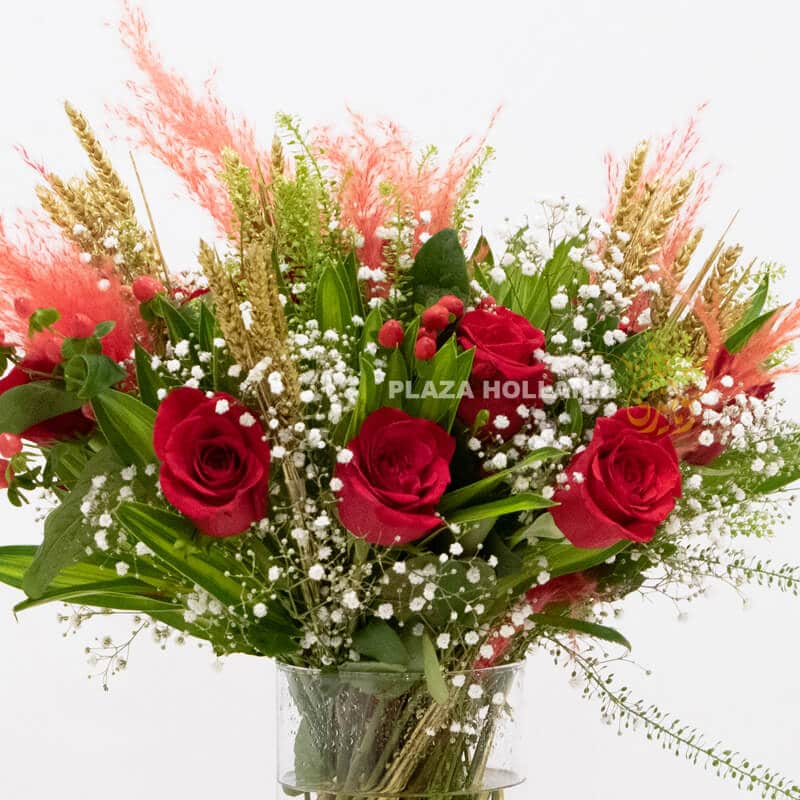 AR 08 Close up of Pampas and red rose bouquet of flowers