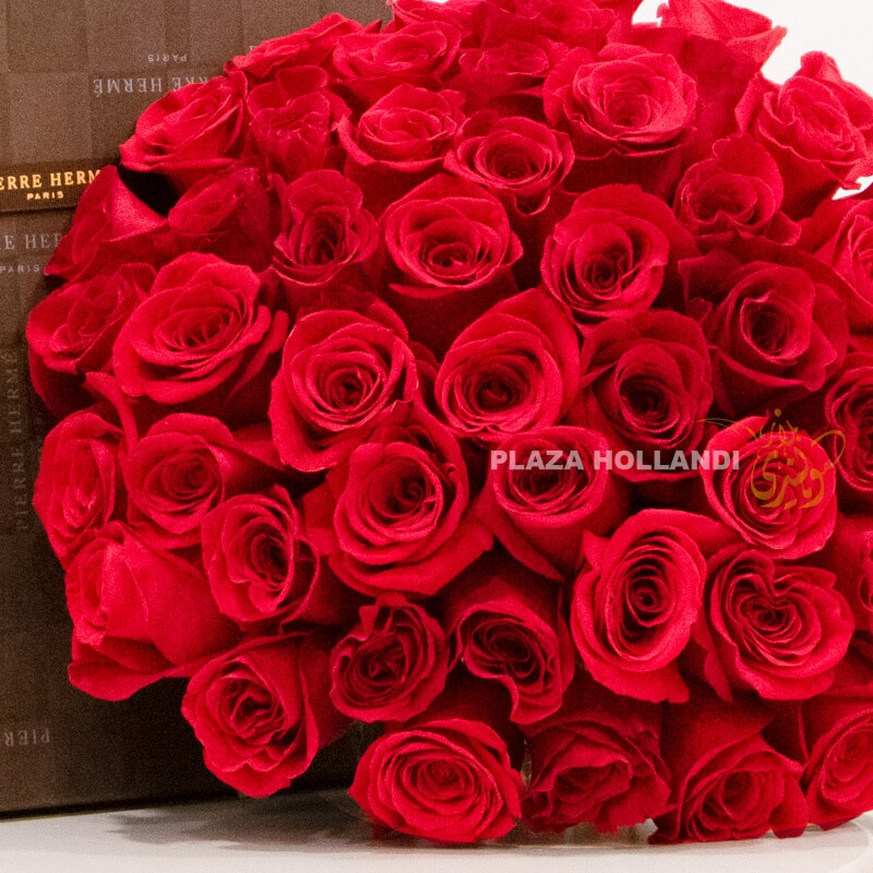 CF01A red roses with chocolates