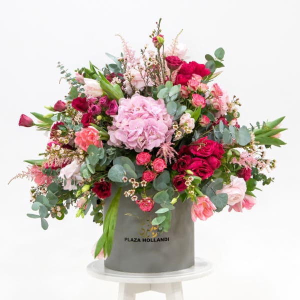 13 Plaza Hollandi hat box with pink, flowers and foliage