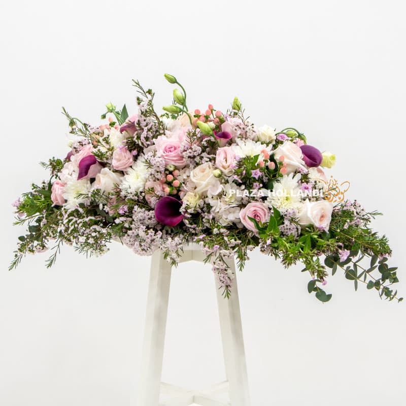 1.4.. Long and low table design with flowers
